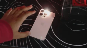 حيلة ذكية لتشغيل فلاش آيفون بسرعة دون لمس الهاتف 1